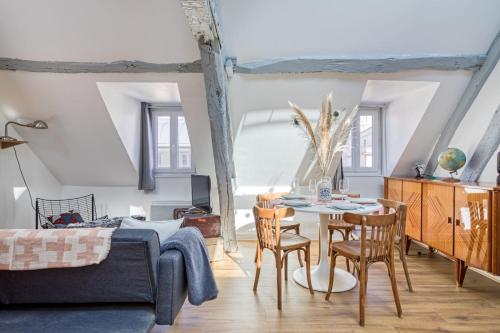 un salon avec un lit, une table et des chaises dans l'établissement Jules joli F2 proximité Gare en coeur de ville, à Rouen