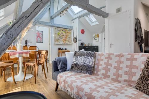 un salon avec un canapé et une table dans l'établissement Jules joli F2 proximité Gare en coeur de ville, à Rouen