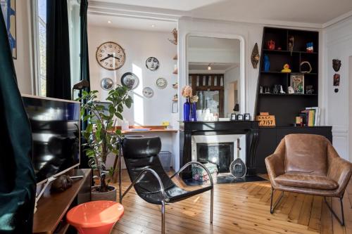 - un salon avec une cheminée et des chaises dans l'établissement Gérard appartement central avec parking privé, à Rouen