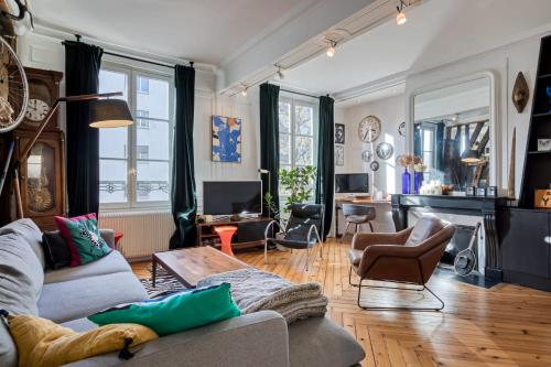 un salon avec un canapé et des chaises dans l'établissement Gérard appartement central avec parking privé, à Rouen