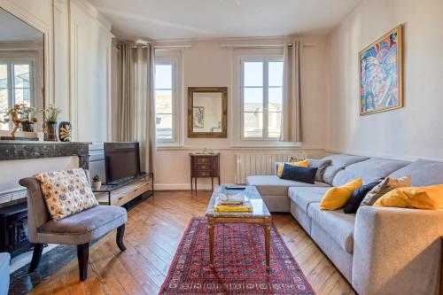 un salon avec un canapé et une télévision dans l'établissement Fontenelle magnifique F3 Haussmanien à Rouen, à Rouen