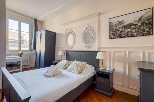 - une chambre avec un lit king-size et un bureau dans l'établissement Fontenelle magnifique F3 Haussmanien à Rouen, à Rouen