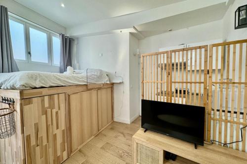 une chambre avec un lit et une télévision dans l'établissement Sofia Studio confortable en RDC au coeur de la ville de Rouen, à Rouen