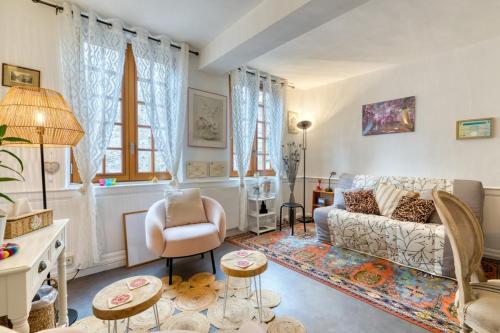 un salon avec un canapé et une chaise dans l'établissement Valère nid d'amour pour 2 proche Cathédrale, à Rouen