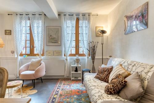 un salon avec un canapé et une chaise dans l'établissement Valère nid d'amour pour 2 proche Cathédrale, à Rouen