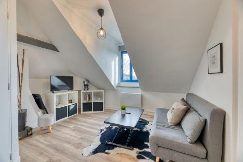 un salon avec un canapé et une table dans l'établissement Le Cocoon appartement proche du Vieux Marché, à Rouen