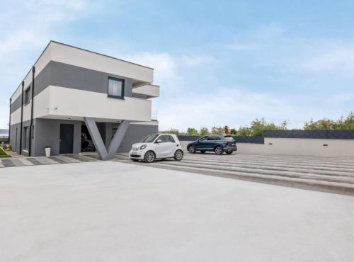 Moonlit Mirage Villa with Pool, Gym and Sauna