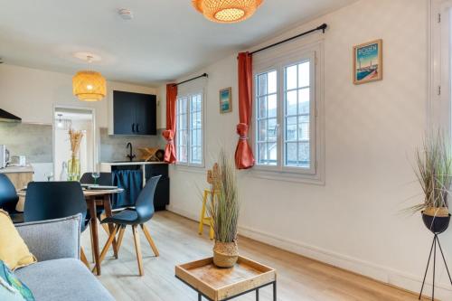 un salon avec un canapé et une table dans l'établissement Romain Charmant F2 sur cour calme en centre ville, à Rouen
