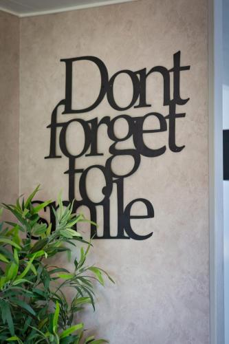 a sign on a wall that says dont forget life at Amélie F5 avec stationnement in Val de Reuil