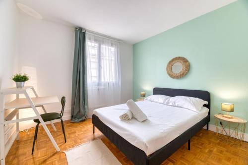 une chambre avec un lit, un bureau et une fenêtre dans l'établissement Eric joli appartement rénové avec double balcons, à Rouen