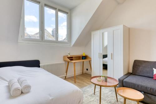 une chambre avec un lit et un canapé dans l'établissement Mia Studio cosy proche place du Vieux Marché, à Rouen