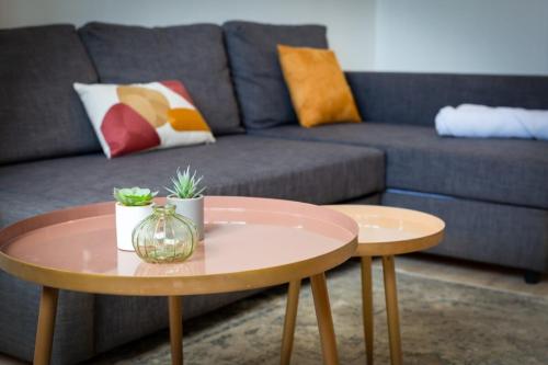 - un salon avec deux tables et un canapé dans l'établissement Mia Studio cosy proche place du Vieux Marché, à Rouen