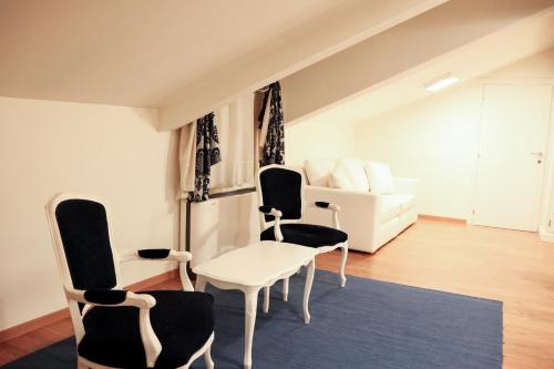 a living room with chairs and a white couch at Al Bailo Di Venezia in Venice
