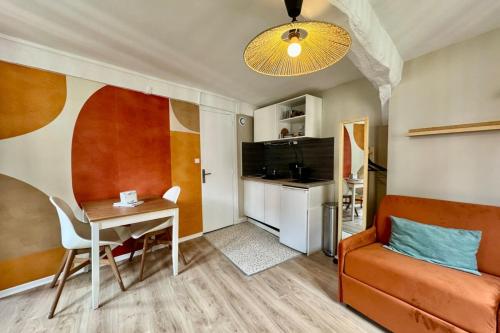 Kuchyň nebo kuchyňský kout v ubytování Julia un véritable cocon au coeur de la ville