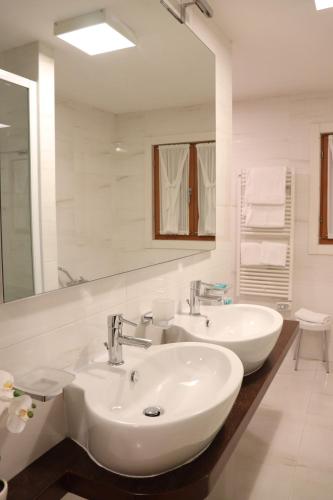 a bathroom with two sinks and a large mirror at Al Bailo Di Venezia in Venice
