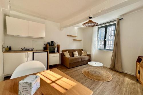 un petit salon avec un canapé et une table dans l'établissement Elisa studio contemporain au coeur de la ville, à Rouen
