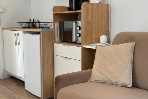 - un salon avec un canapé et un four micro-ondes dans l'établissement Elisa studio contemporain au coeur de la ville, à Rouen