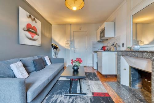 un salon avec un canapé et une table dans l'établissement Le French Kiss F2 rénové hyper-centre de Rouen, à Rouen