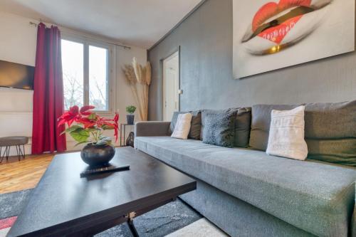 un salon avec un canapé et une table dans l'établissement Le French Kiss F2 rénové hyper-centre de Rouen, à Rouen