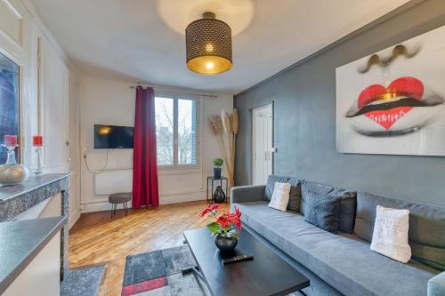 un salon avec un canapé et une table dans l'établissement Le French Kiss F2 rénové hyper-centre de Rouen, à Rouen