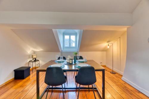 une salle à manger avec une table et des chaises dans l'établissement Michael beau F3 La Bouille, à La Bouille