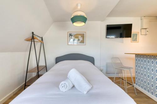 une chambre avec un lit avec des serviettes dessus dans l'établissement Elisabeth Confortable studio avec lit double en centre ville, à Rouen