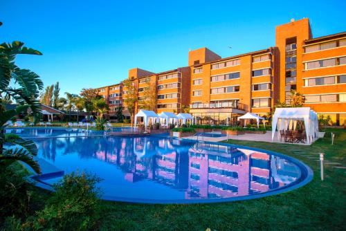una gran piscina frente a un edificio en Arapey Thermal All Inclusive Resort & Spa en Termas del Arapey