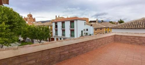 eine gemauerte Stützmauer in einer Stadt mit Gebäuden in der Unterkunft El Balcón de Huéscar in Huéscar