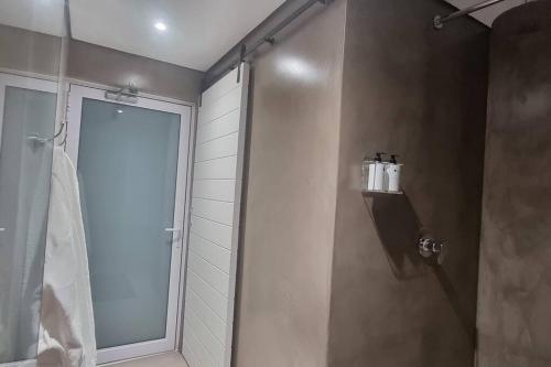 Ένα μπάνιο στο C'est la Vie 5 Garden View Apartment