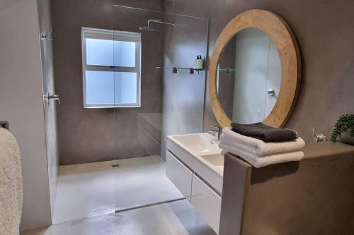 Ένα μπάνιο στο C'est la Vie 5 Garden View Apartment