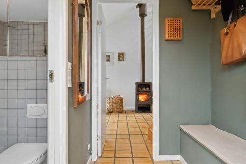 bagno con servizi igienici e piano cottura. di Cozy Holiday Home In Tisvildeleje a Tisvildeleje