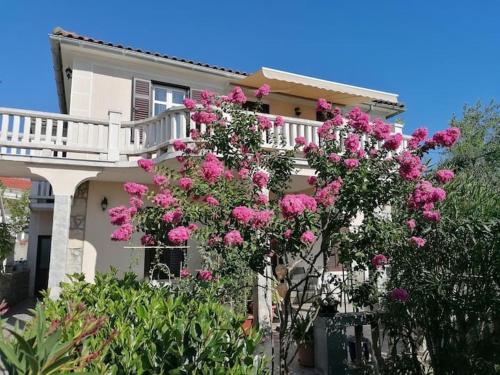 Moderan smještaj s velikom terasom i parkingom