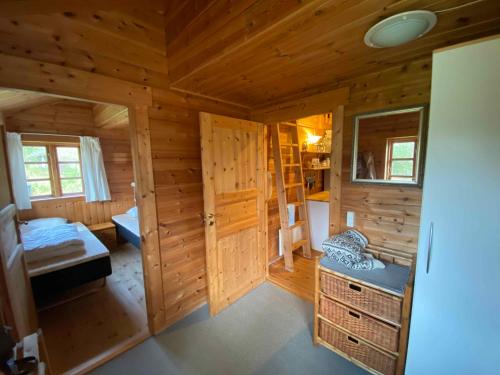 una baita di tronchi con una camera da letto e un letto di Family-Friendly Holiday Home In Scenic Nature a Læsø