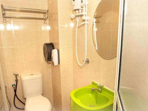 un bagno con wc, lavandino e doccia di Apple Hotel a Kuala Lumpur