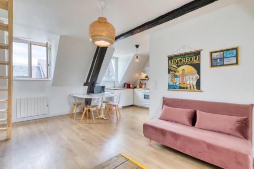 un salon avec un canapé et une table dans l'établissement Jeanne à dit charmant duplex Vieux Marché à Rouen, à Rouen
