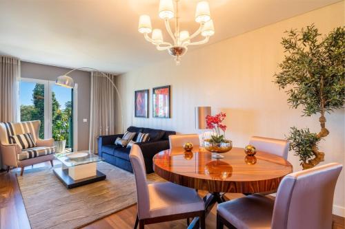 a living room with a table and a couch at Manny Quinta Vitória, by Pausa Holiday Rentals in Funchal