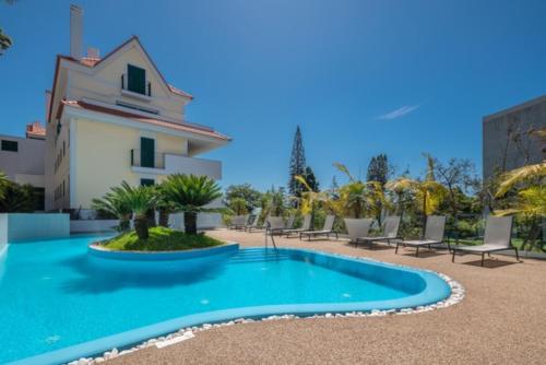 a swimming pool in front of a building at Manny Quinta Vitória, by Pausa Holiday Rentals in Funchal
