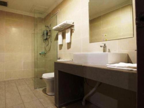 Koupelna v ubytování Han Palace Hotel Semporna