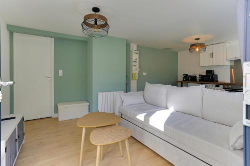 un salon avec un canapé blanc et une table dans l'établissement Lancelot - appt 4 pers, à Bruz