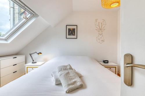 une chambre blanche avec un lit avec des serviettes dessus dans l'établissement Ipso rooftop avec terrasse, à Rouen