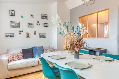 - un salon avec une table blanche et des chaises bleues dans l'établissement Ipso rooftop avec terrasse, à Rouen