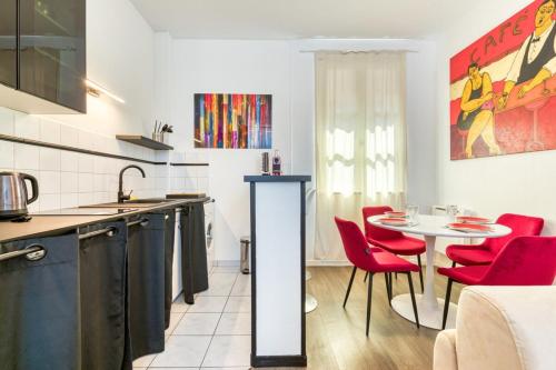 une cuisine avec une petite table et des chaises rouges dans l'établissement Jean Studio Aitre Saint-Maclou, à Rouen