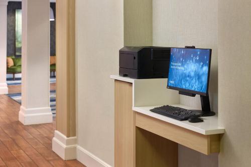 Fairfield Inn & Suites by Marriott Anderson Clemsonにあるテレビまたはエンターテインメントセンター