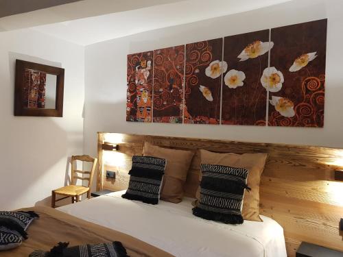 ein Schlafzimmer mit einem Bett und einem Gemälde an der Wand in der Unterkunft Chambre d'hôte Les Oulies Bédoin in Bédoin