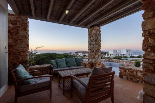 Χώρος καθιστικού στο Seaside Home with Hot Tub, Vineyard, Shared Pool and View