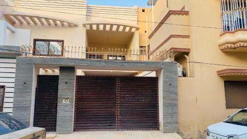 eine Garagentür vor einem Gebäude in der Unterkunft Hyderabad bungalow in Hyderabad