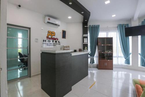 a lobby with a bar in a hotel room at OYO 89859 PP Traveller's Hotel in Pasir Puteh
