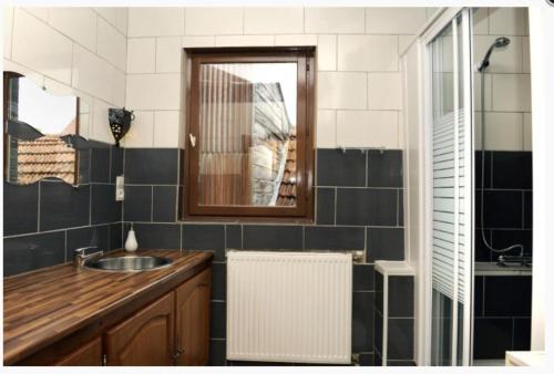 a bathroom with a sink and a mirror at Chambre D'hôtes Anzi in Arcis-sur-Aube