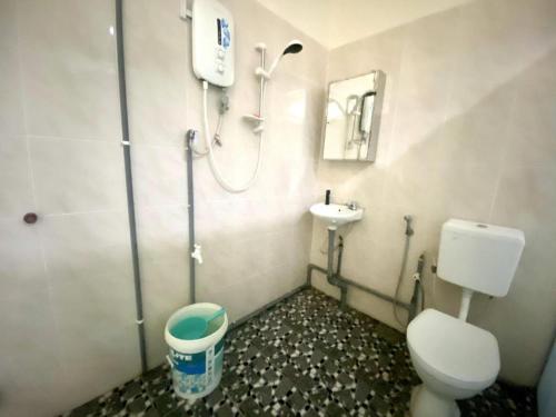 a bathroom with a toilet and a sink at OYO 90381 Chaah Homestay 3 in Segamat