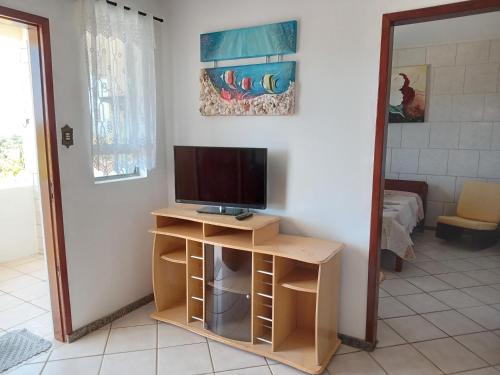 Televisyen dan/atau pusat hiburan di Apartamento 3 quartos próximo à Jurerê